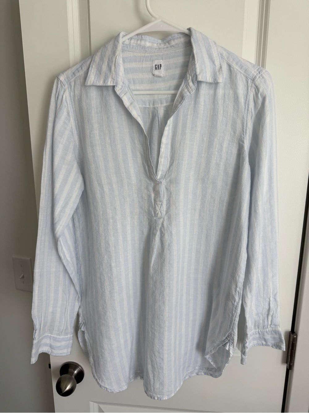 GAP women’s  Light Blue and White Striped Casual boyfriend Button-Down